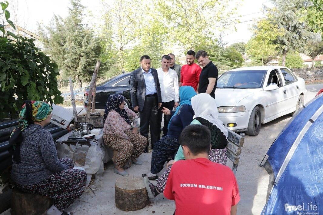 vali-isin-deprem-sonrasi-simavda-vatandaslarla-bir-araya-geldi