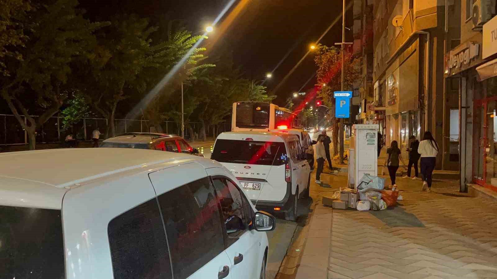 yan-baktin-diyerek-kuryeyi-bicaklayip-kactilar