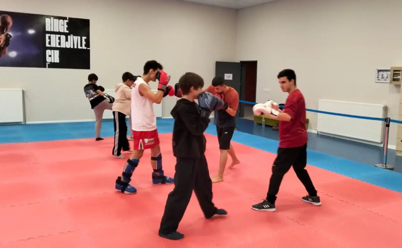 genc-sporcular-kick-boks-ile-zamanlarini-sporla-degerlendiriyor