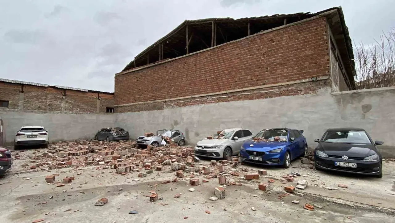 metruk-binanin-cati-duvari-otoparka-devrildi-6-aracta-hasar-olustu