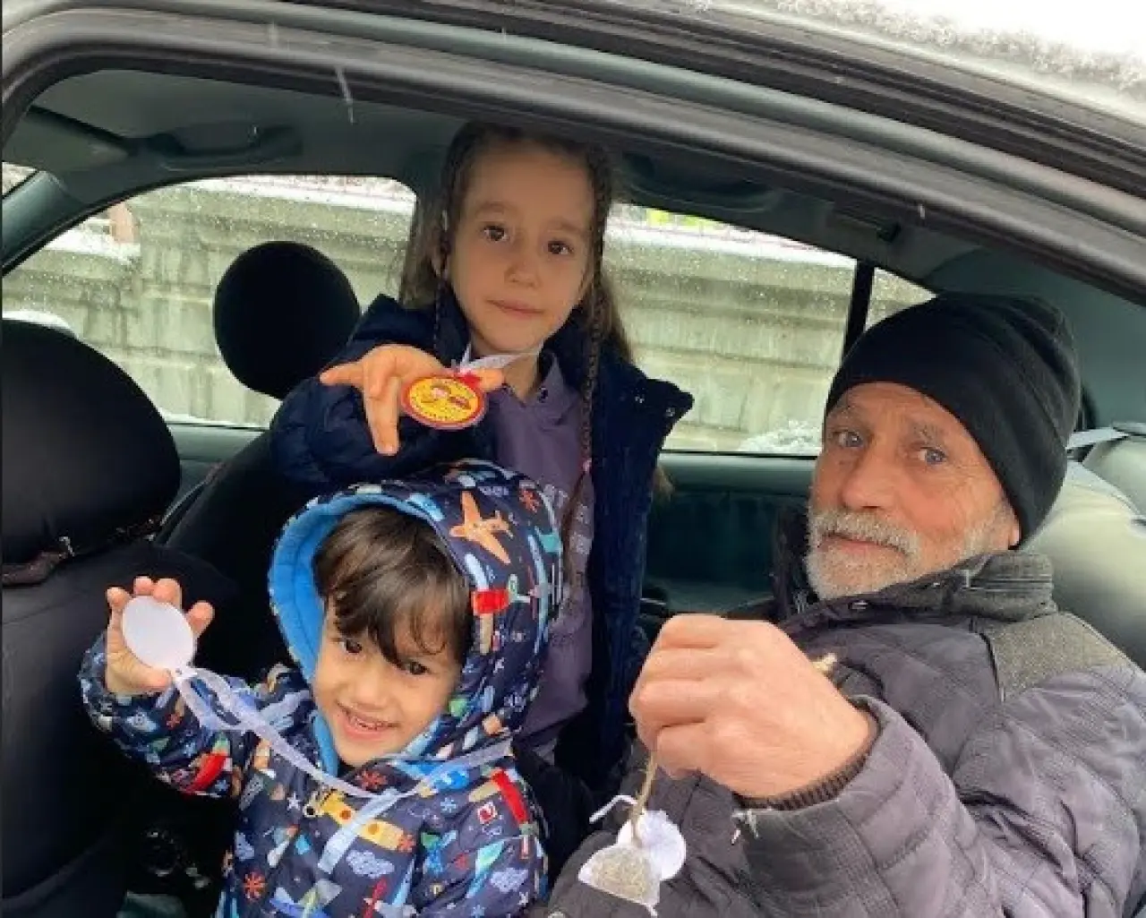 tavsanli-hande-gul-anaokulu-ogrencileri-guvenli-yolculuk-icin-arka-koltuga-gecti