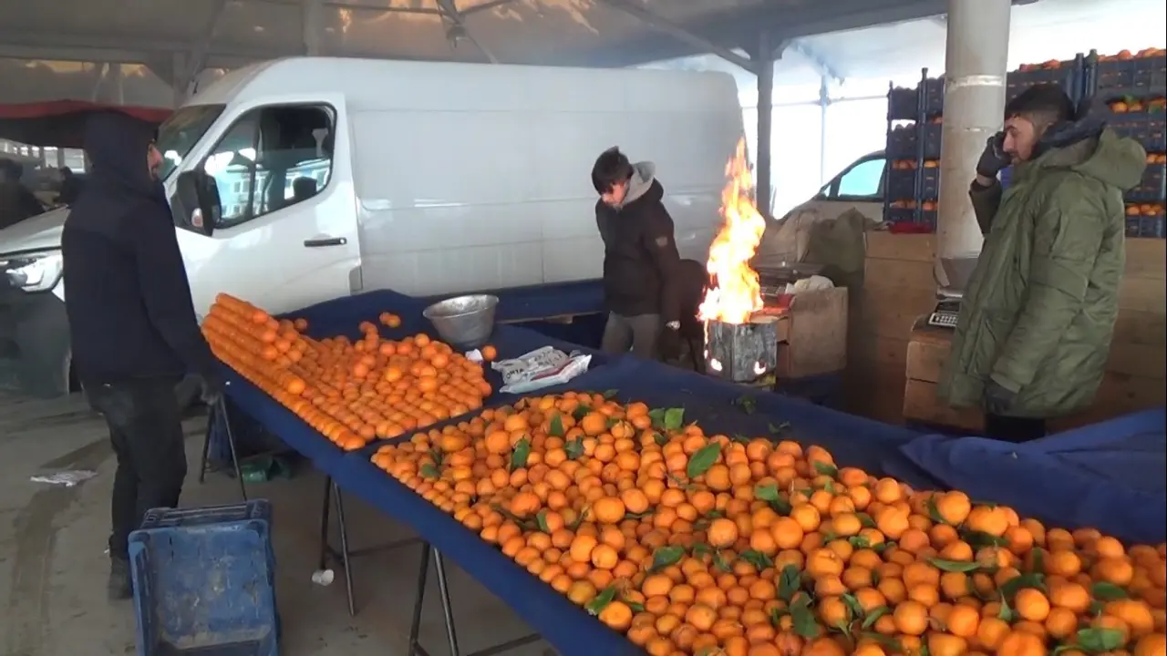 kutahyali-pazarcilar-tenekede-ates-yakarak-isiniyor