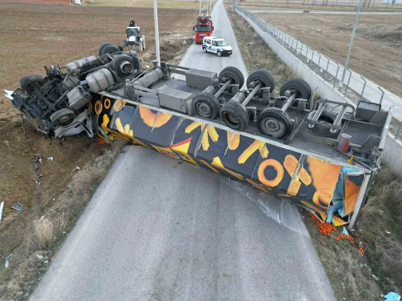 devrilen-tir-karayolunu-ulasima-kapatti