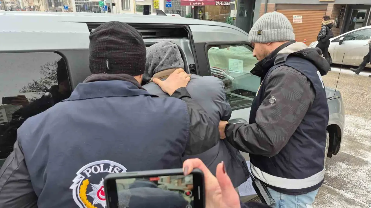 uvey-babasini-bicakla-agir-yaralayan-sahis-tutuklandi