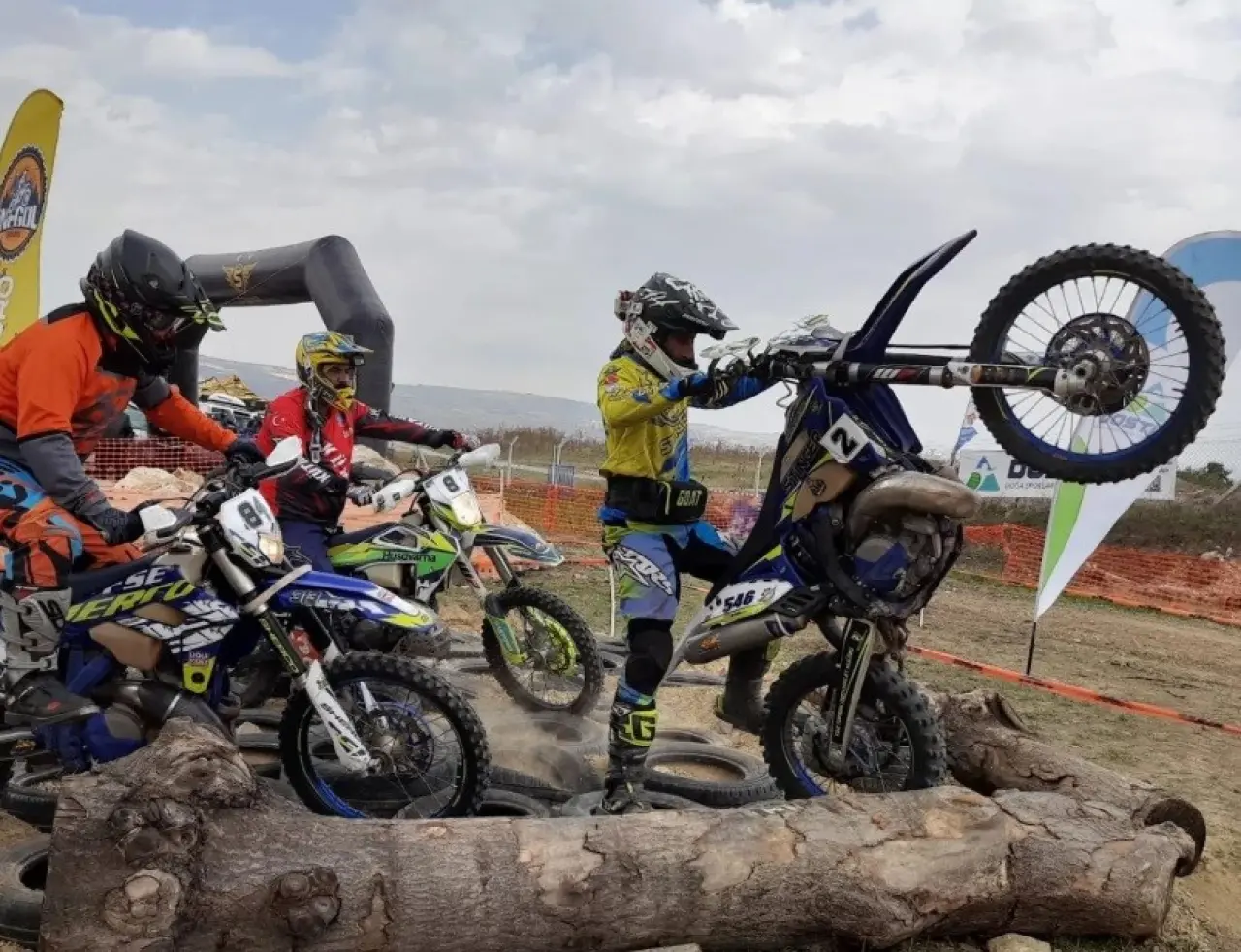 tavsanlidan-3-motosiklet-tutkunu-esnaf-karayolu-ile-umreye-gidiyor