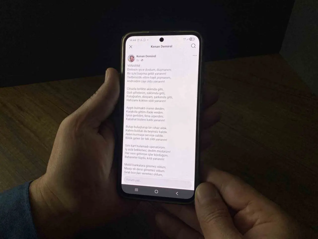 kaybettigi-telefonu-icin-siir-yazdi