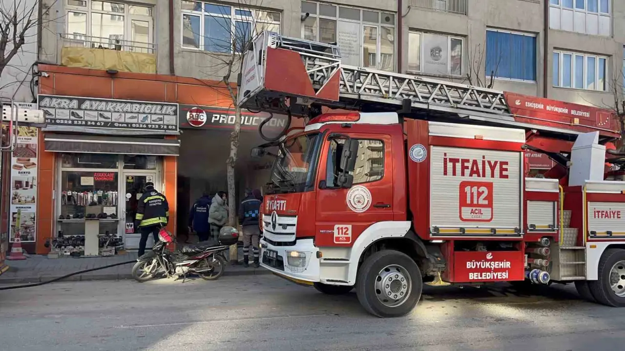 kediler-isinsin-diye-kullanilan-elektrikli-isitici-yangina-sebep-oldu