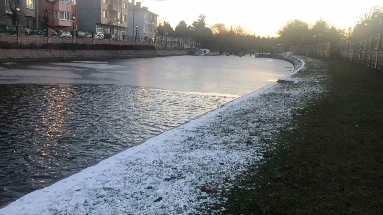 buz-tutan-porsuk-cayi-ortaya-kartpostallik-goruntuler-cikardi