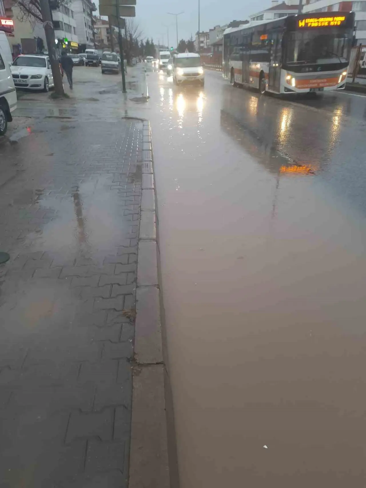 eskisehirde-saganak-yollari-gole-cevirdi