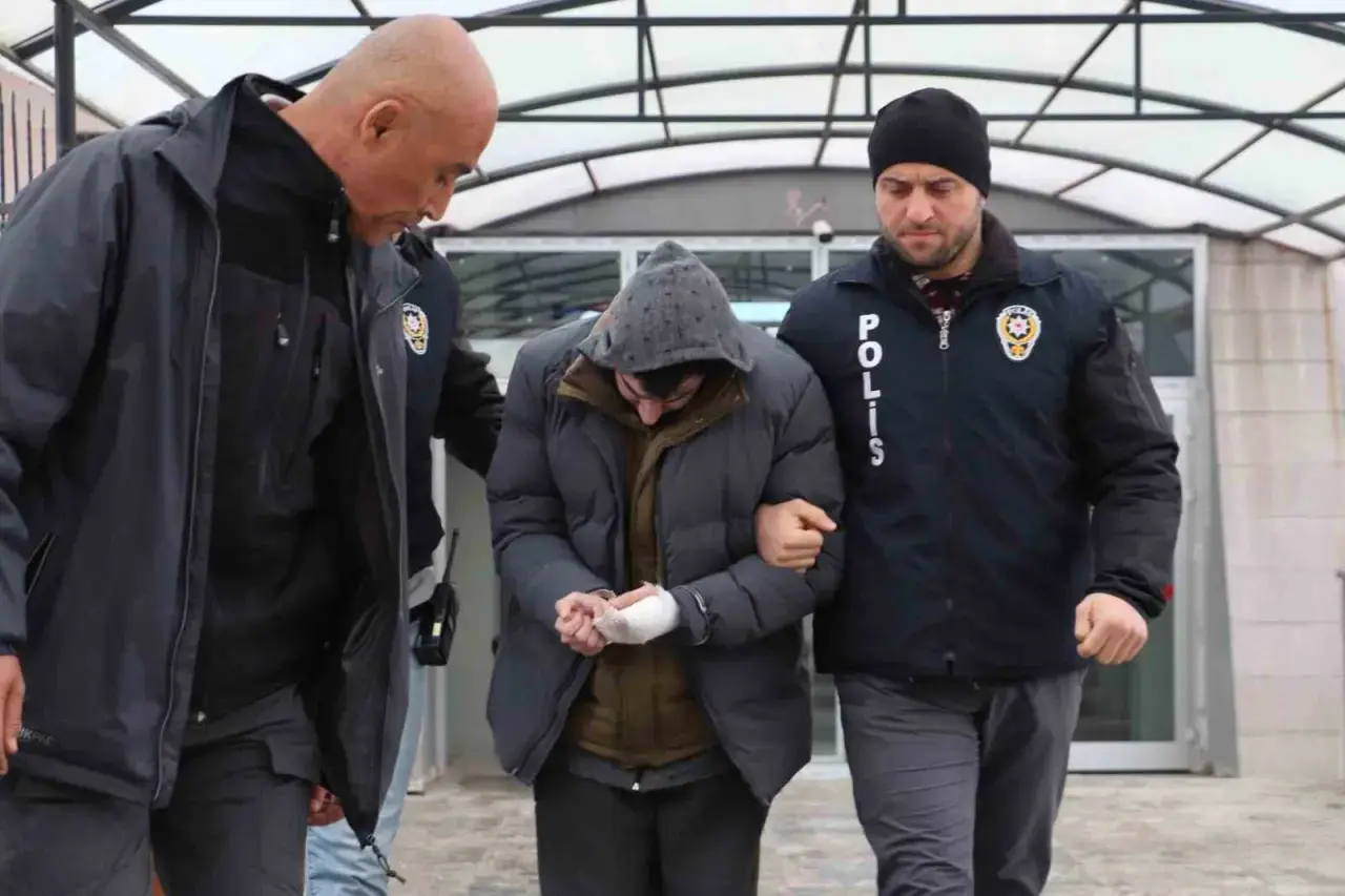 uvey-oglu-tarafindan-bicaklanan-adam-hayatini-kaybetti