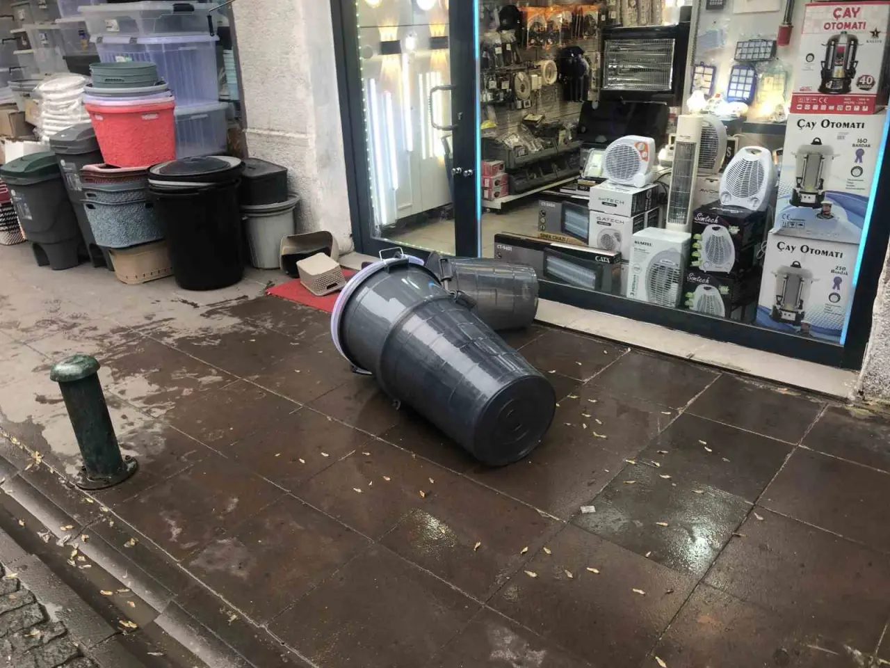 siddetli-firtina-ortaligi-birbirine-katti