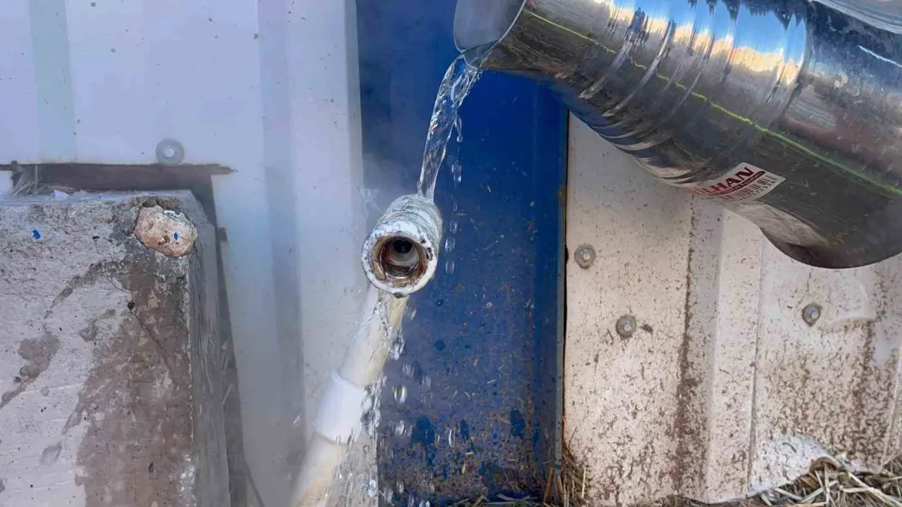 besiciler-donan-su-sebeklerini-acmak-icin-ugrasiyor