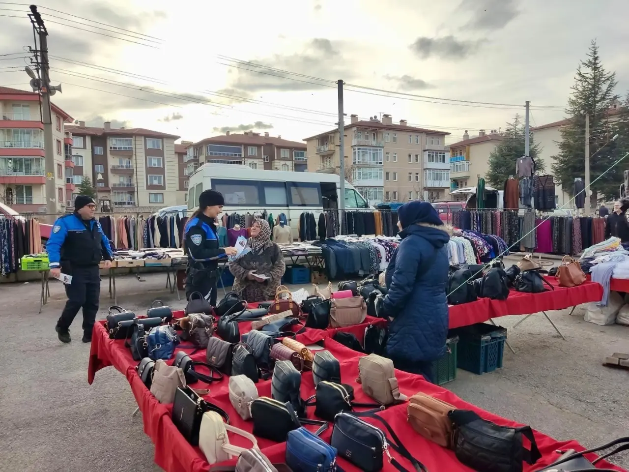 kutahya-il-emniyet-mudurlugunden-semt-pazarlarinda-bilgilendirme-calismasi