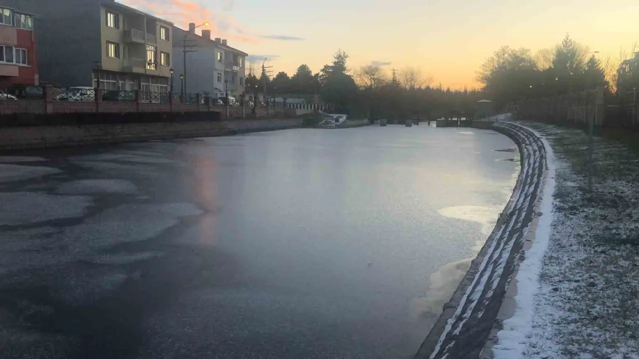 buz-tutan-porsuk-cayi-ortaya-kartpostallik-goruntuler-cikardi