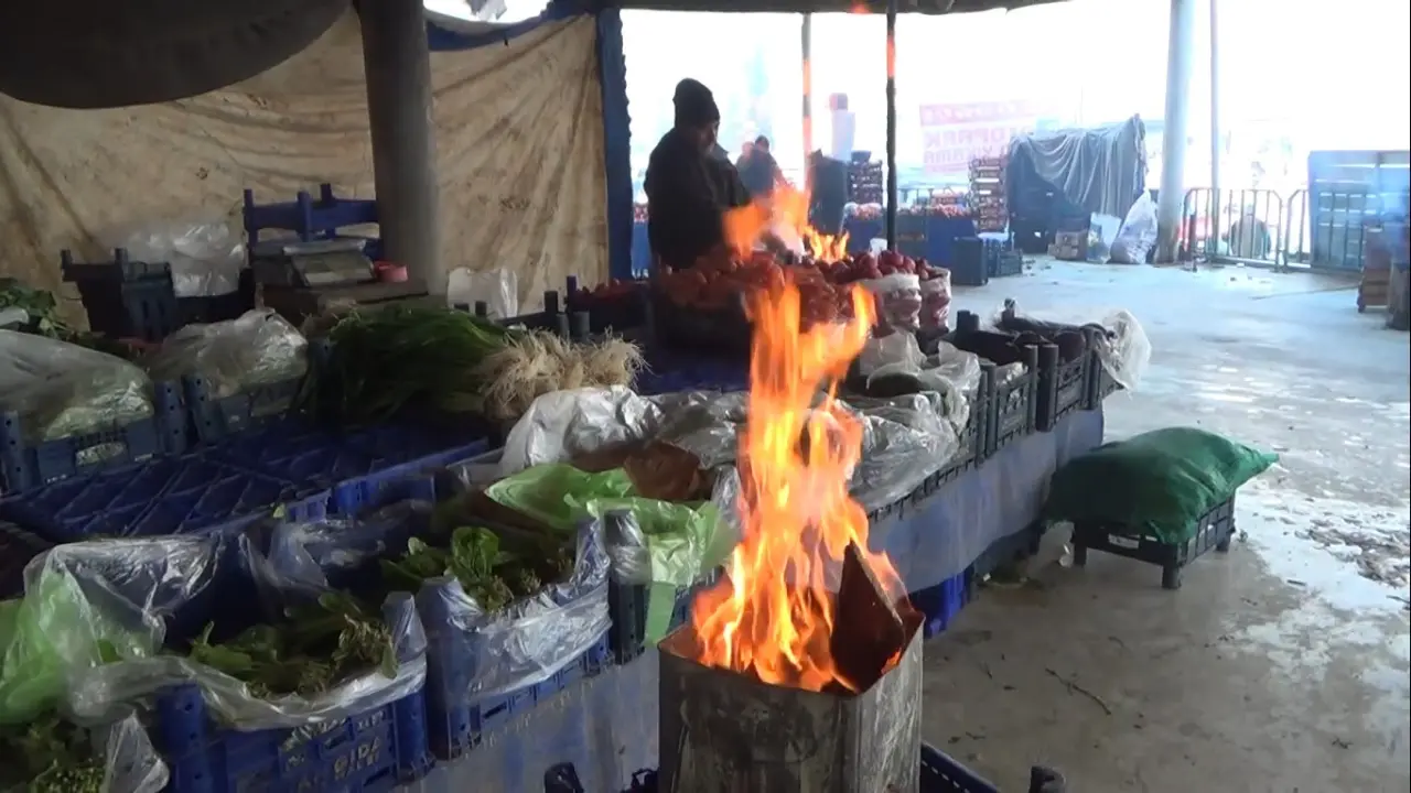 kutahyali-pazarcilar-tenekede-ates-yakarak-isiniyor