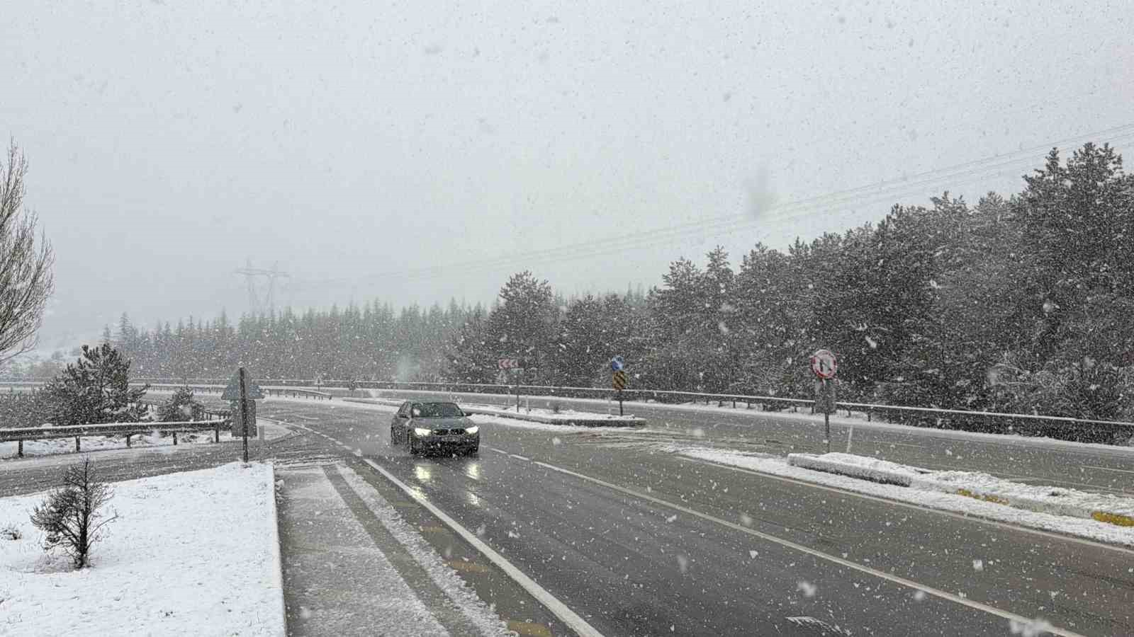 afyonkarahisarin-yuksek-rakimli-bolgelerinde-kar-yagisi-etkili-oldu