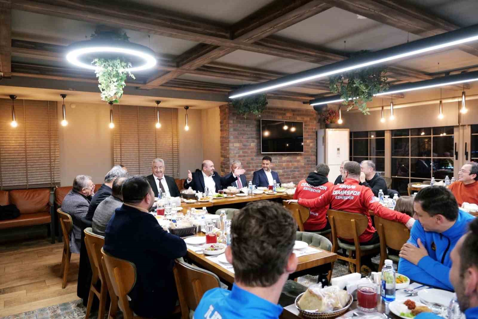 ak-parti-eskisehir-il-baskani-albayraktan-demirspora-moral-yemegi