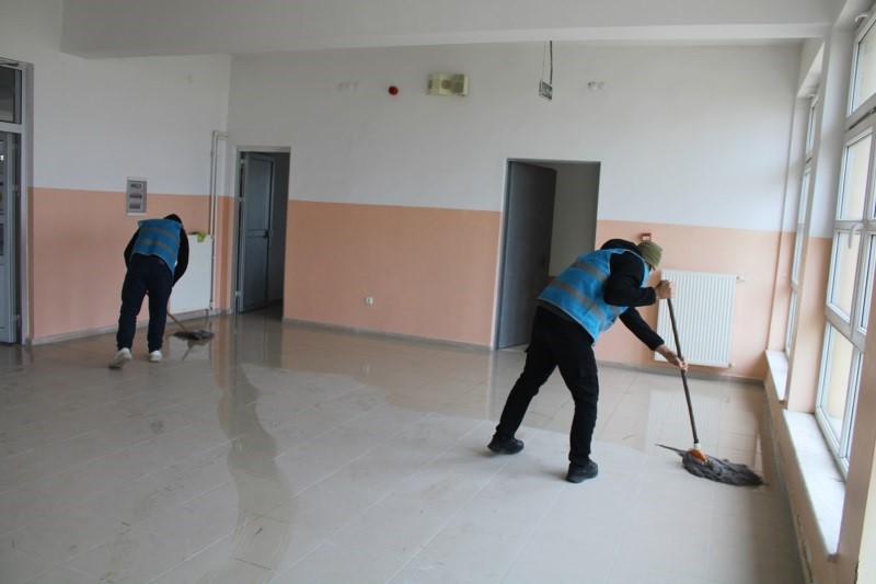 ara-tatilde-okullarin-bakimlarini-yukumluler-yapiyor