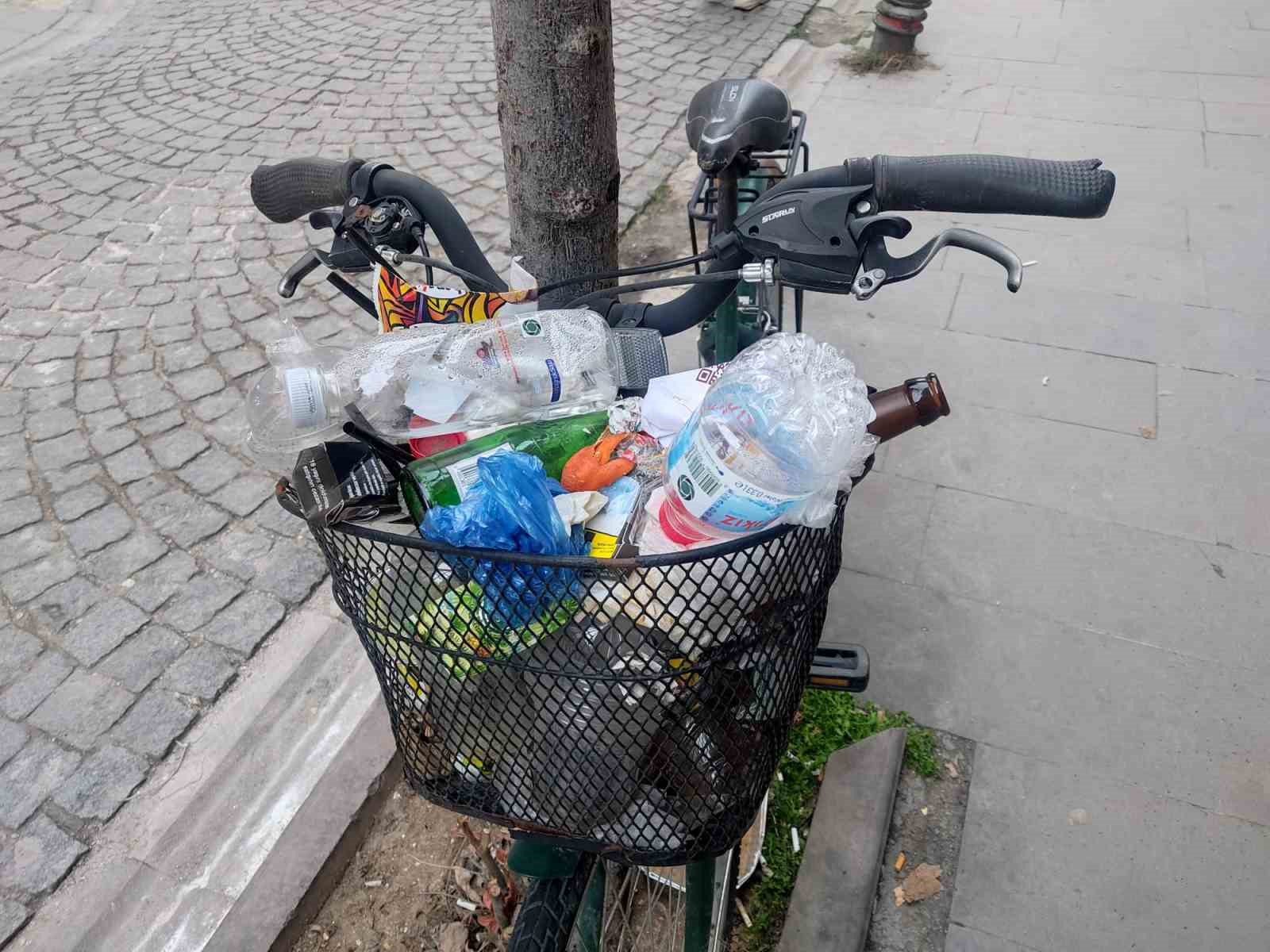 aylardir-agaca-kilitli-duran-bisikleti-cop-kutusuna-cevirdiler