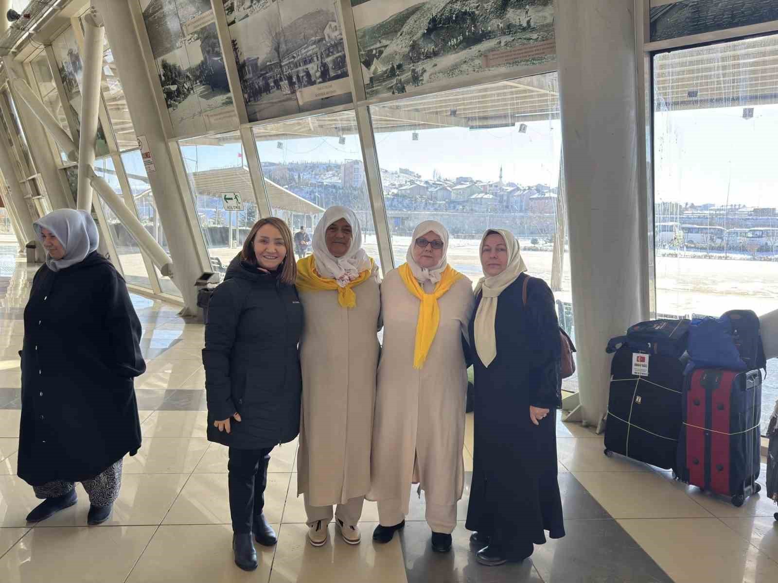 baskan-tekin-umre-yolcularini-dualarla-ugurladi