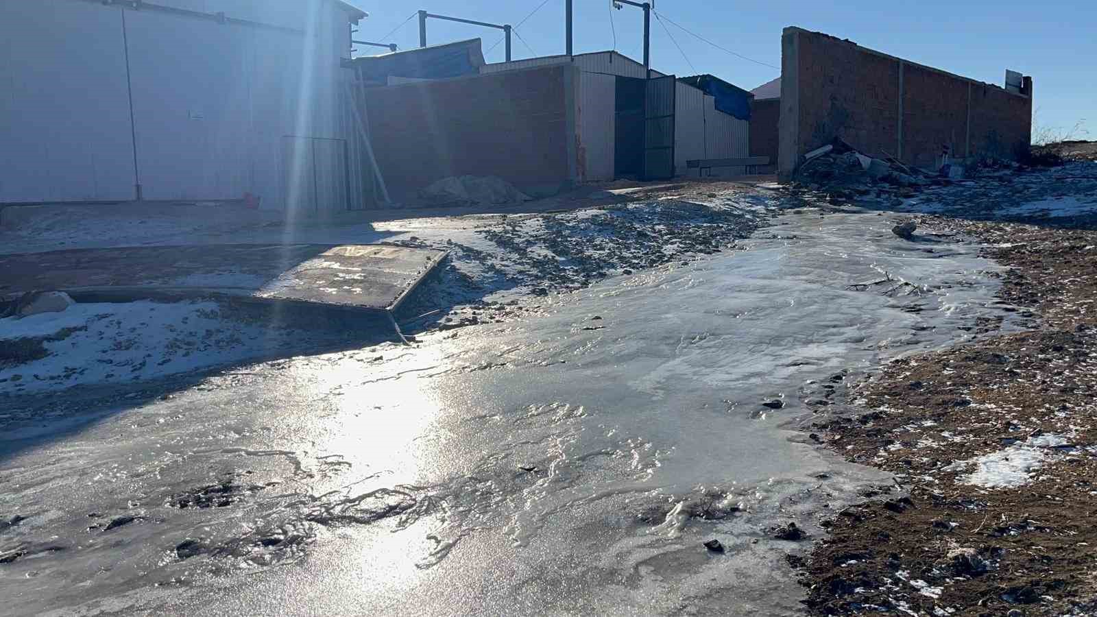 besiciler-donan-su-sebeklerini-acmak-icin-ugrasiyor