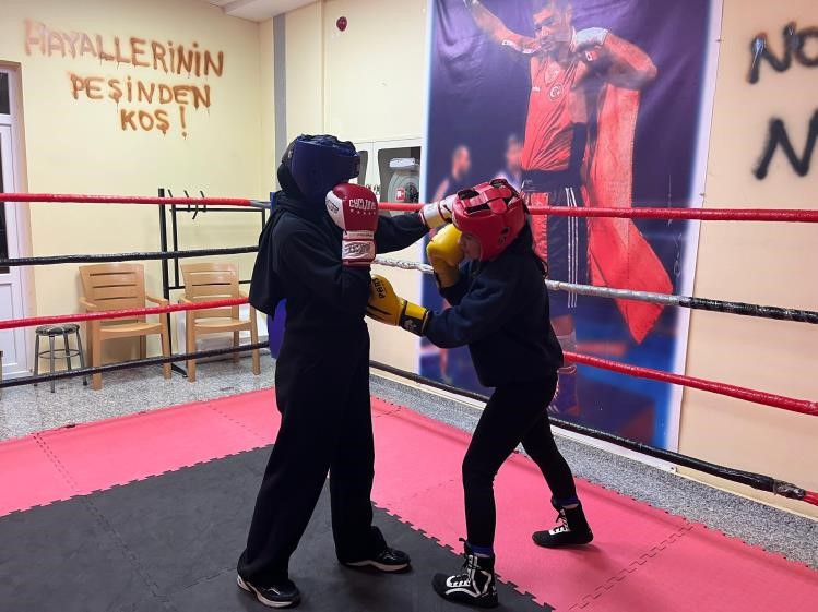 bilecikte-boks-egitimiyle-gencler-ringlere-hazirlaniyor