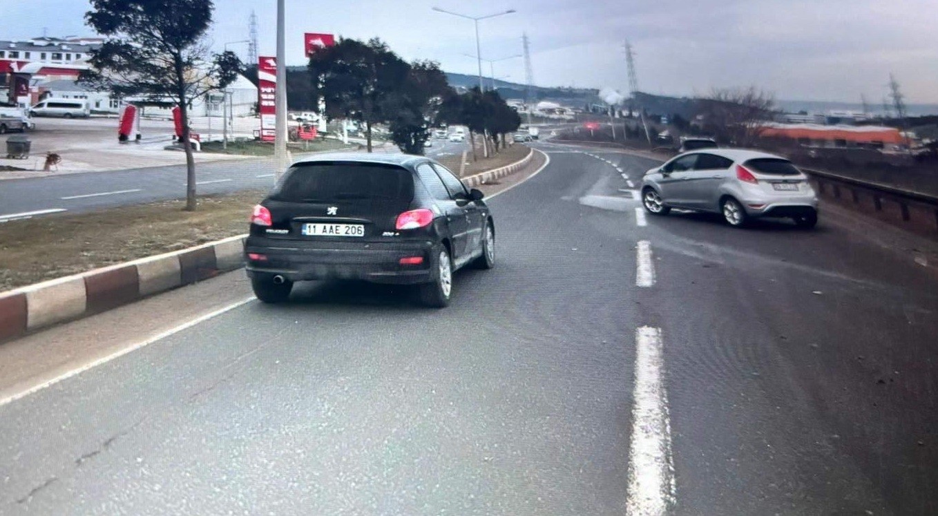 bilecikte-direksiyon-hakimiyetini-kaybeden-surucu-bariyere-carpti