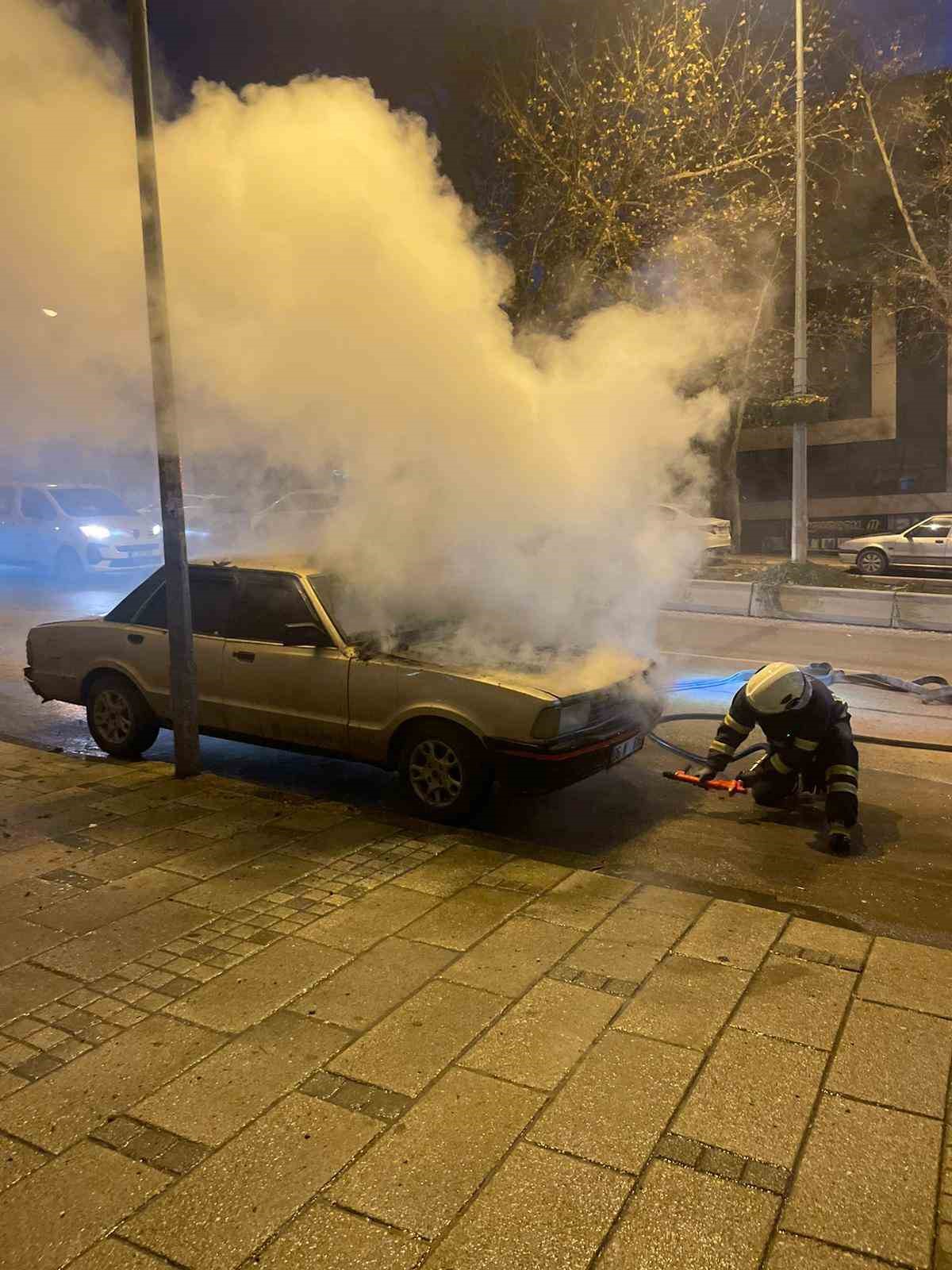 bilecikte-park-halindeki-otomobil-alev-alev-yandi