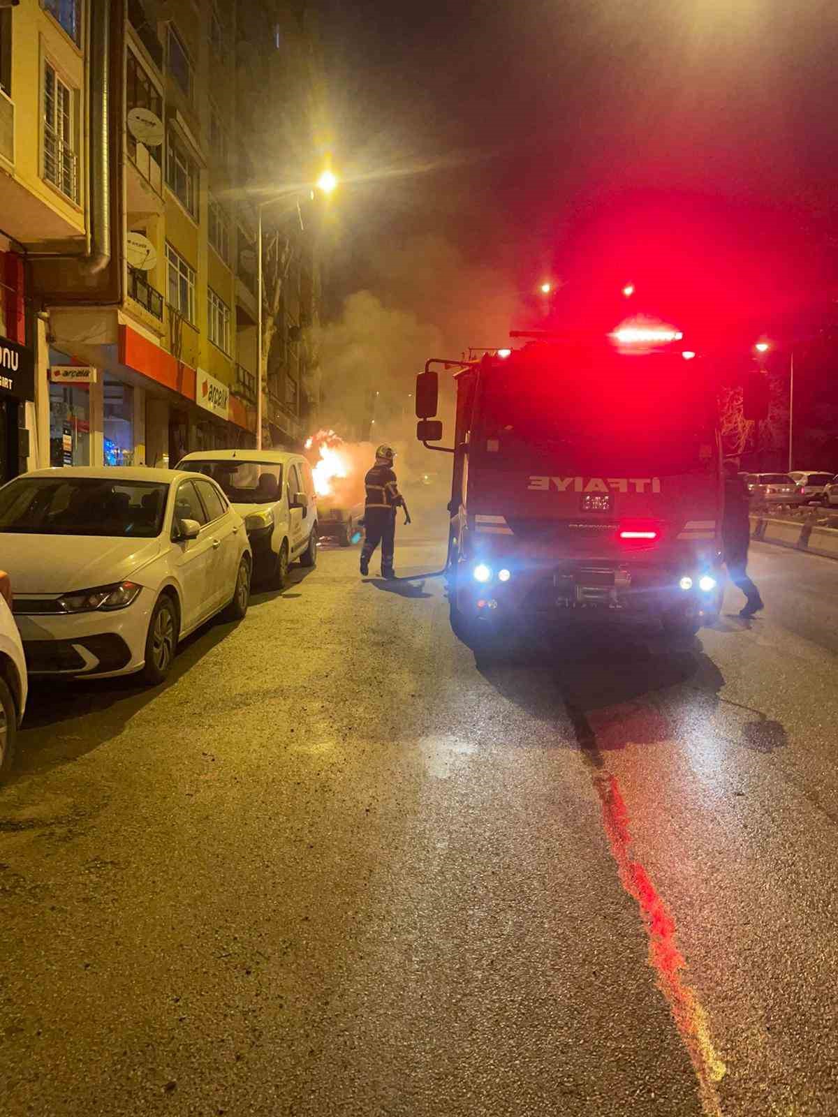 bilecikte-park-halindeki-otomobil-alev-alev-yandi