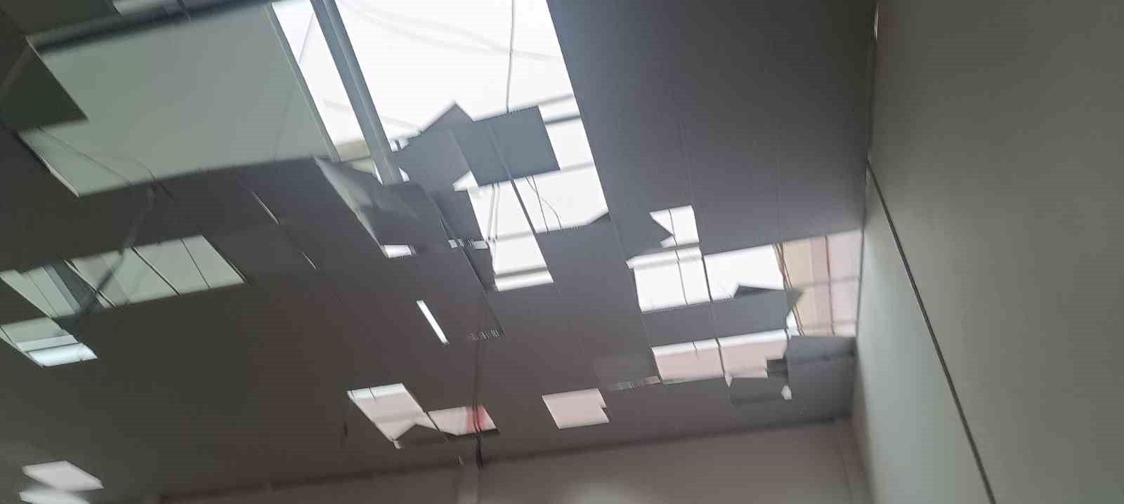 bilecikte-yasanan-firtinada-catilar-uctu-agaclar-devrildi