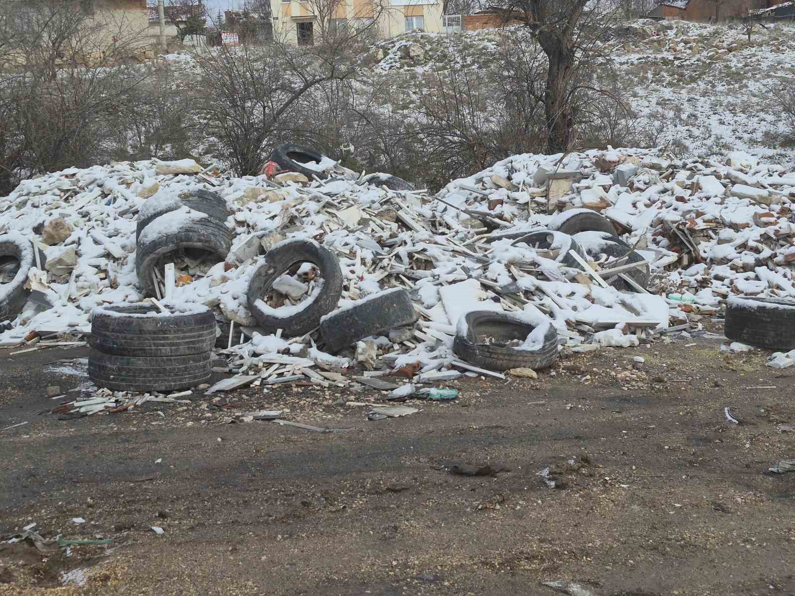 bos-araziye-birakilan-atiklar-tepeler-olusturdu