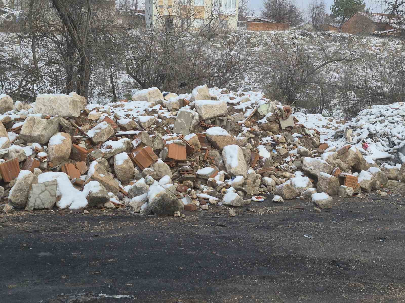 bos-araziye-birakilan-atiklar-tepeler-olusturdu