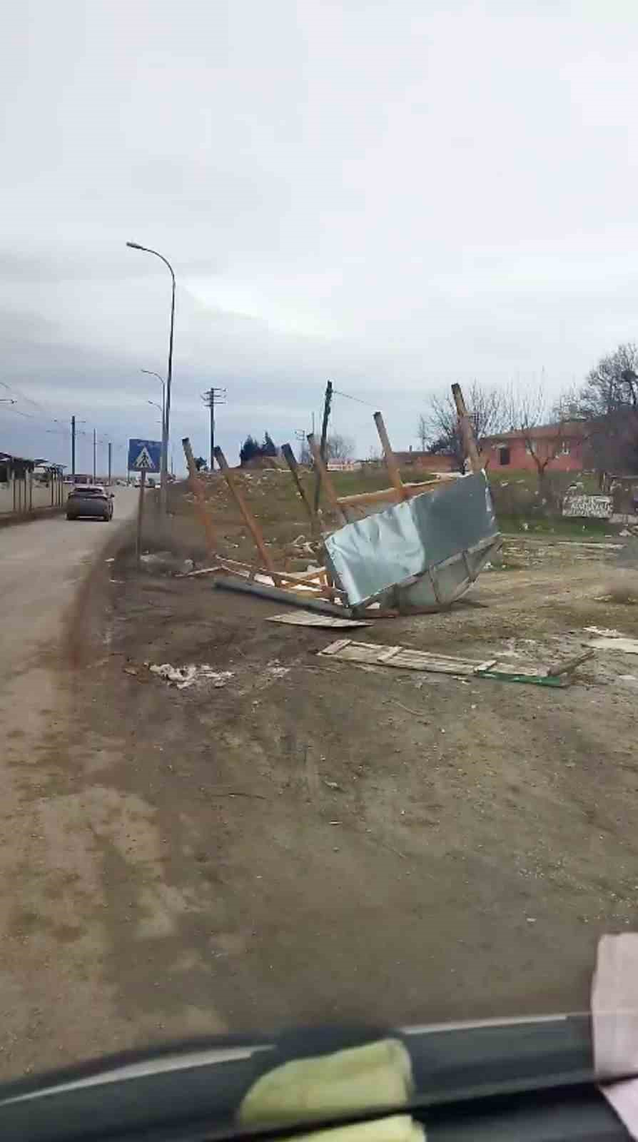 cankaya-mahallesinde-firtina-maddi-hasara-yol-actik