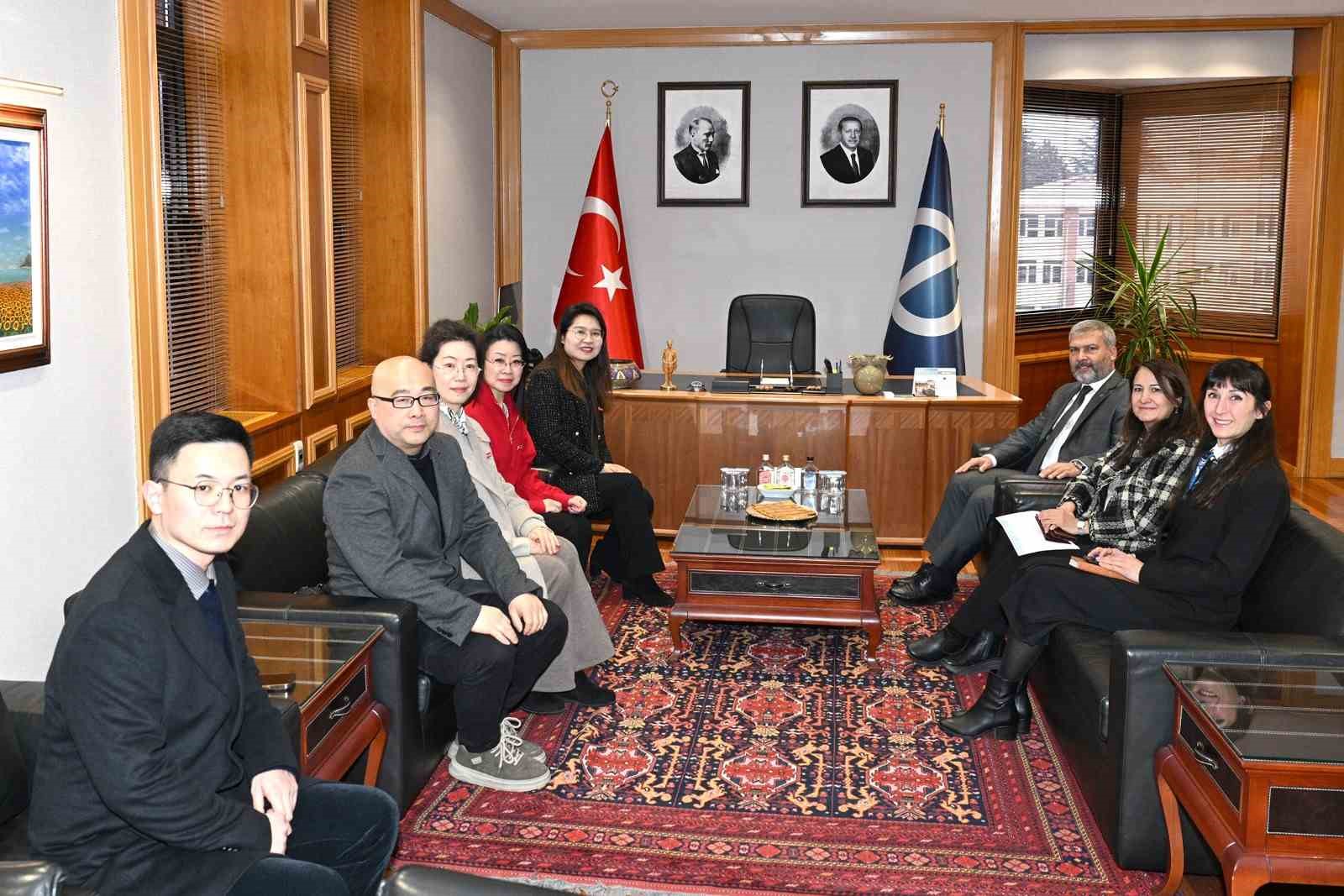 cinli-heyet-anadolu-universitesi-rektoru-adiguzel-ile-bulustu