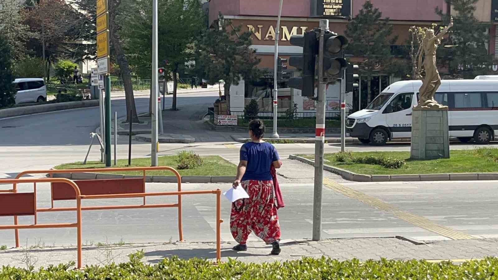 cocuklarinin-birinin-elinde-sigara-digerinde-alkol-sisesi-olan-anne-beraat-etti