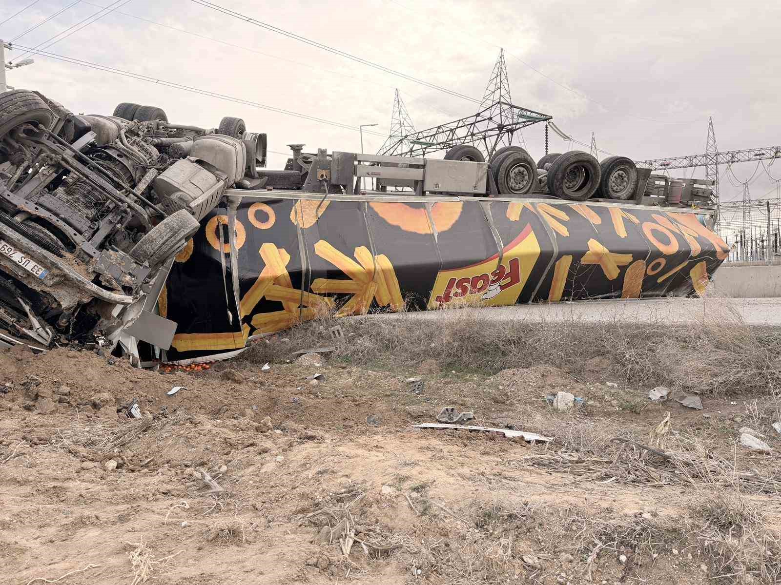 devrilen-tir-karayolunu-ulasima-kapatti