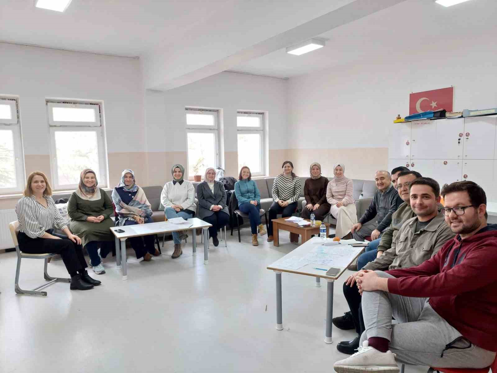 emirdag-ogretmen-toplulugunda-cocuklarla-felsefe-egitimi