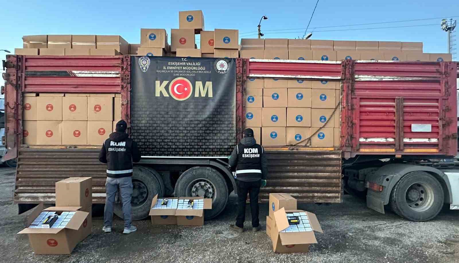 eskisehirde-7-milyon-300-bin-dal-makaron-1-ton-kacak-tutun-ele-gecirildi