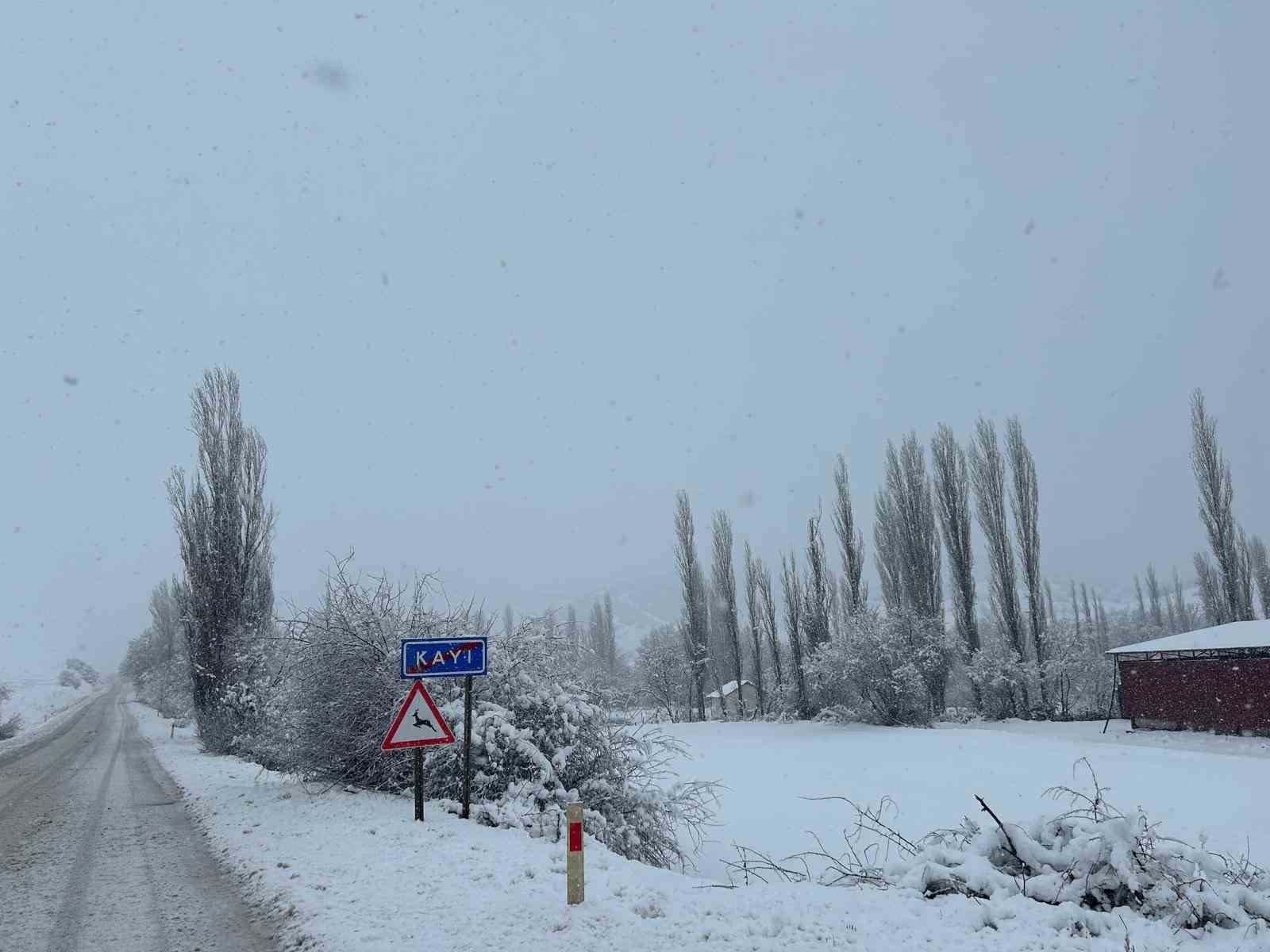 eskisehirde-kar-kalinligi-25-santimetreyi-gecti-yollar-kapandi