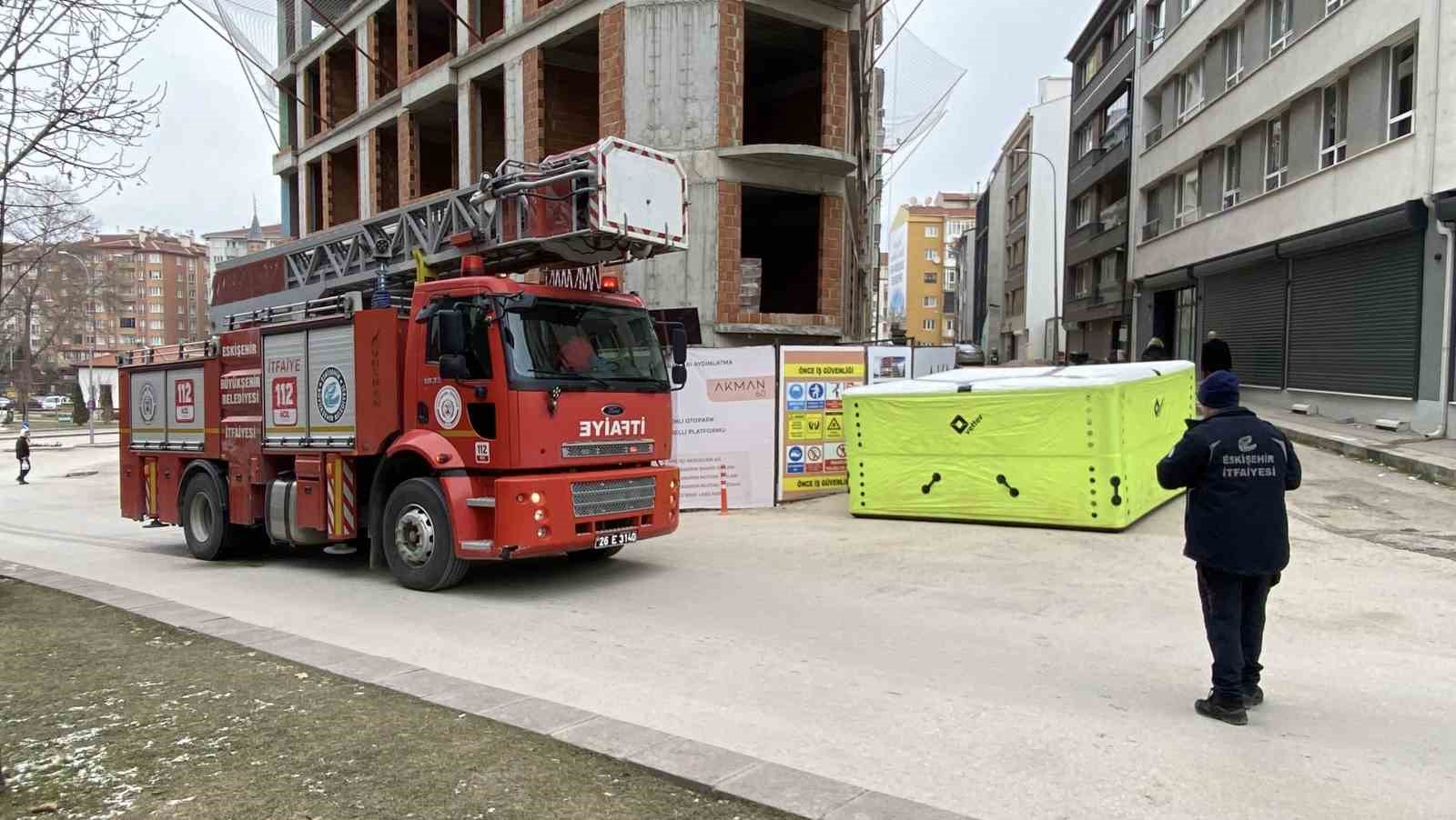 eskisehirde-panik-anlari-insaatin-8inci-katindan-atlamaya-calisti