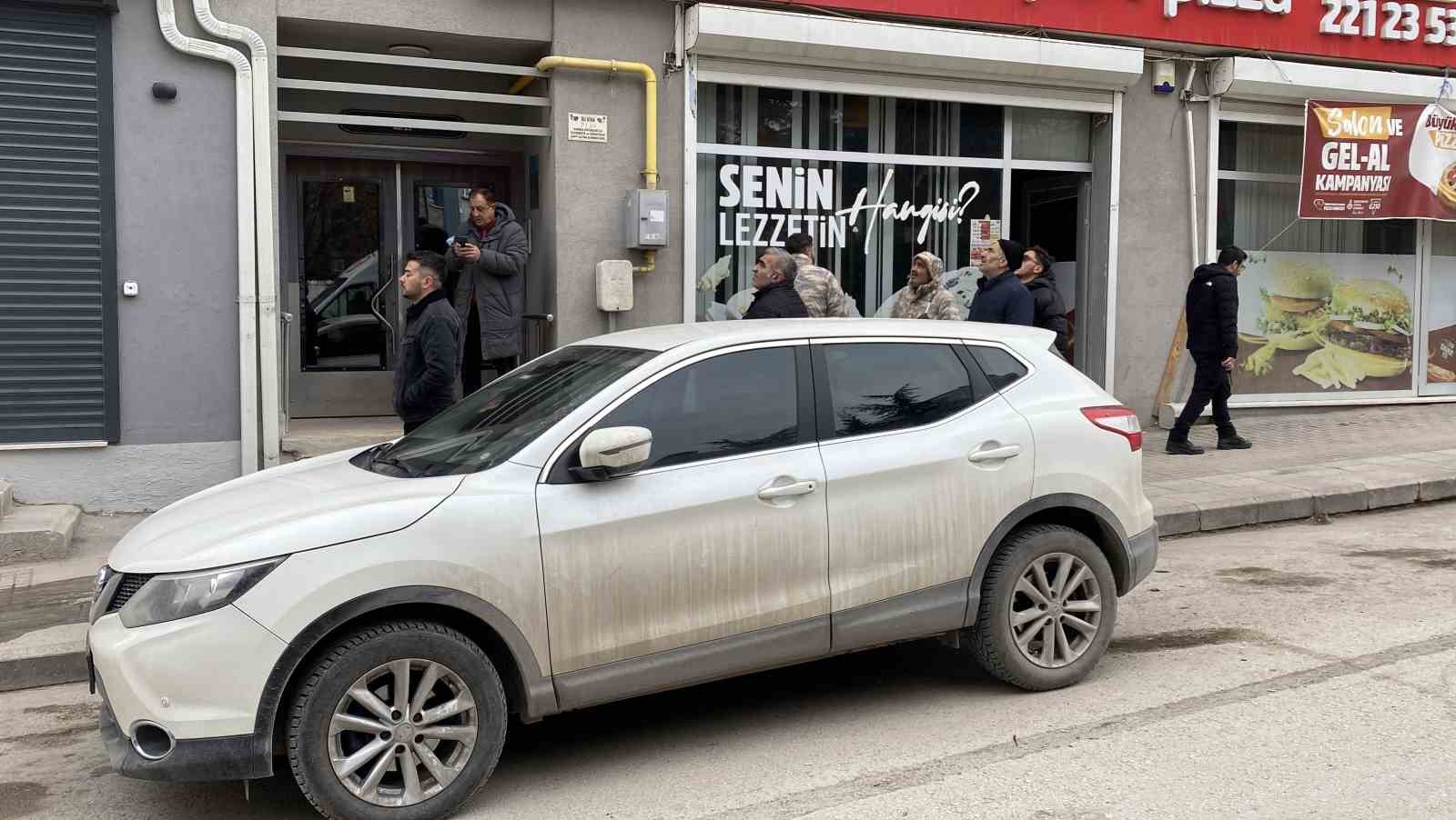 eskisehirde-panik-anlari-insaatin-8inci-katindan-atlamaya-calisti