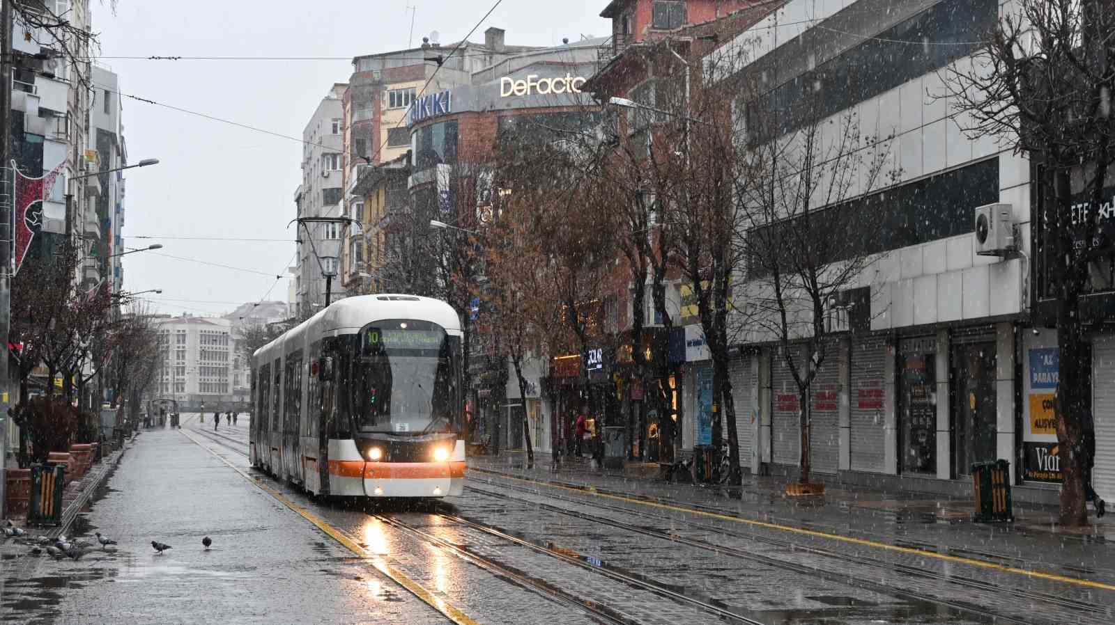 eskisehirde-sabah-saatlerinde-kar-yagisi-etkili-oldu