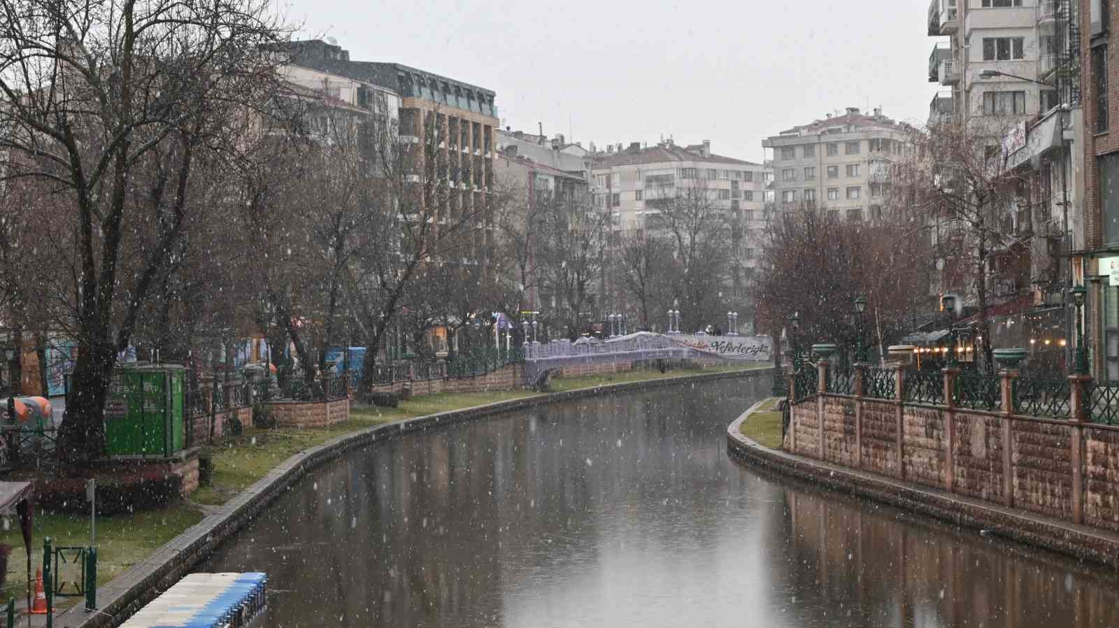 eskisehirde-sabah-saatlerinde-kar-yagisi-etkili-oldu