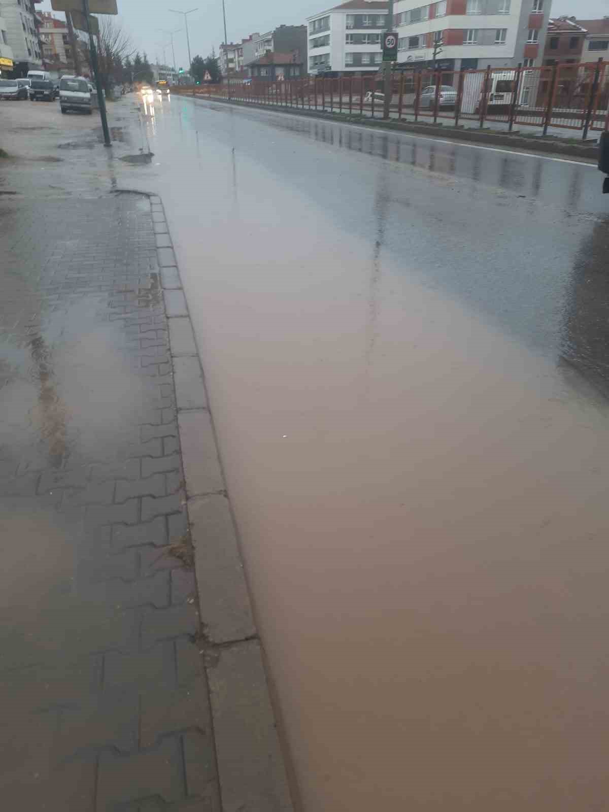 eskisehirde-saganak-yollari-gole-cevirdi