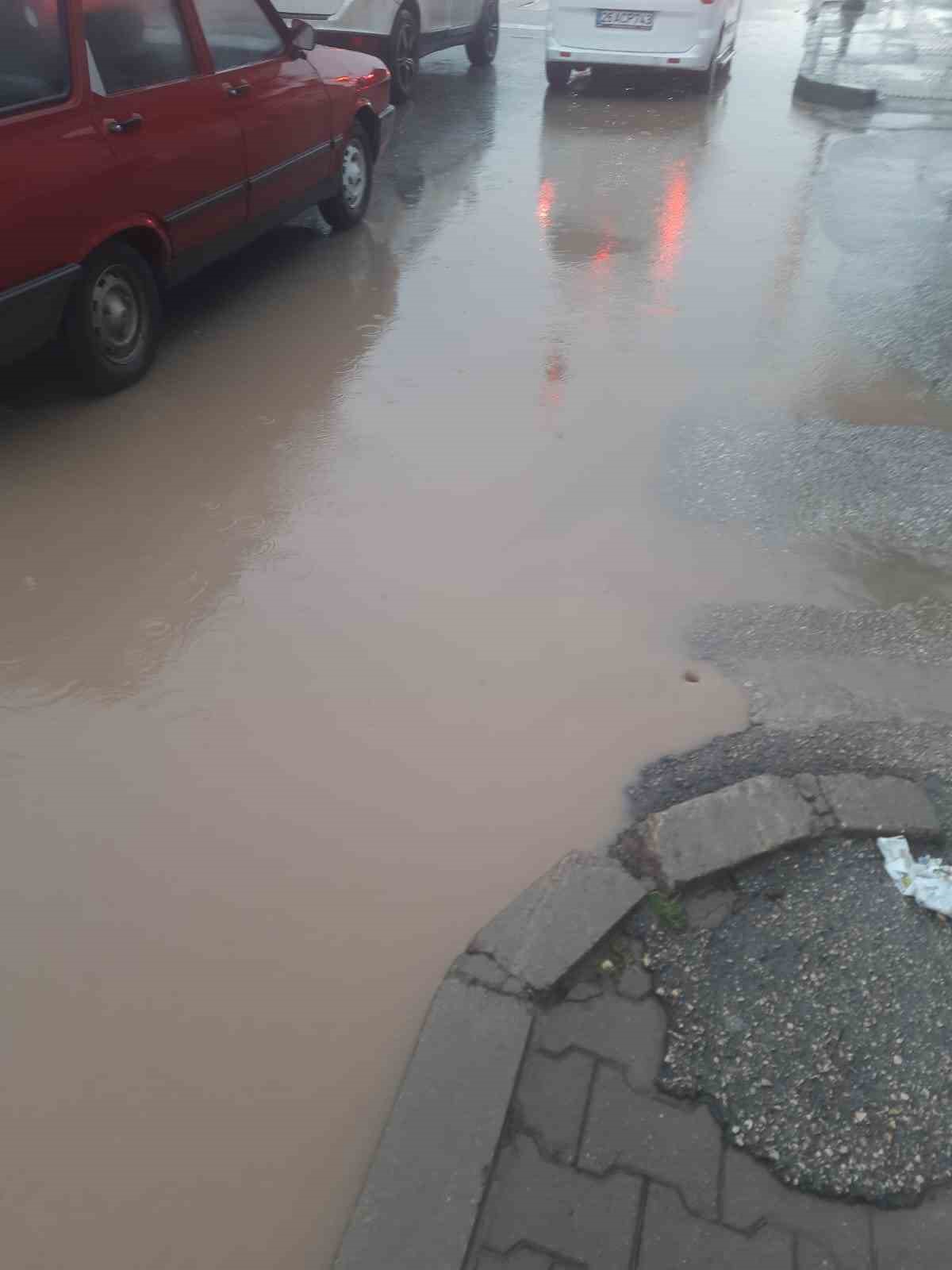 eskisehirde-saganak-yollari-gole-cevirdi