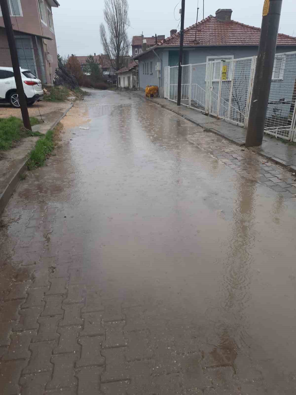 eskisehirde-saganak-yollari-gole-cevirdi