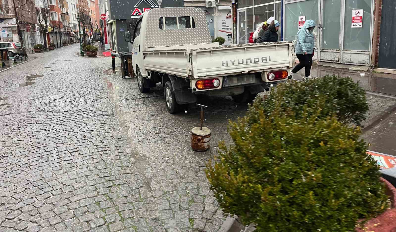 eskisehirde-uc-araclik-yere-tek-basina-park-etti