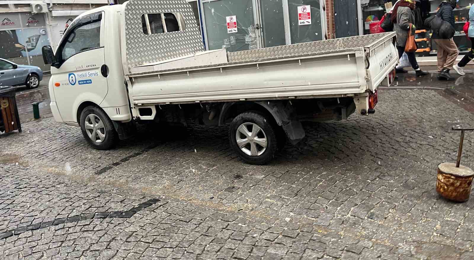 eskisehirde-uc-araclik-yere-tek-basina-park-etti