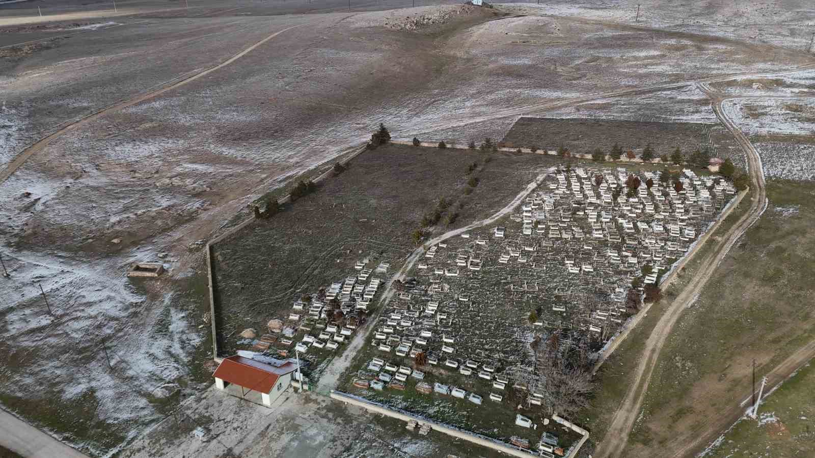 eskisehirdeki-koyde-ilginc-arazi-sikintisi