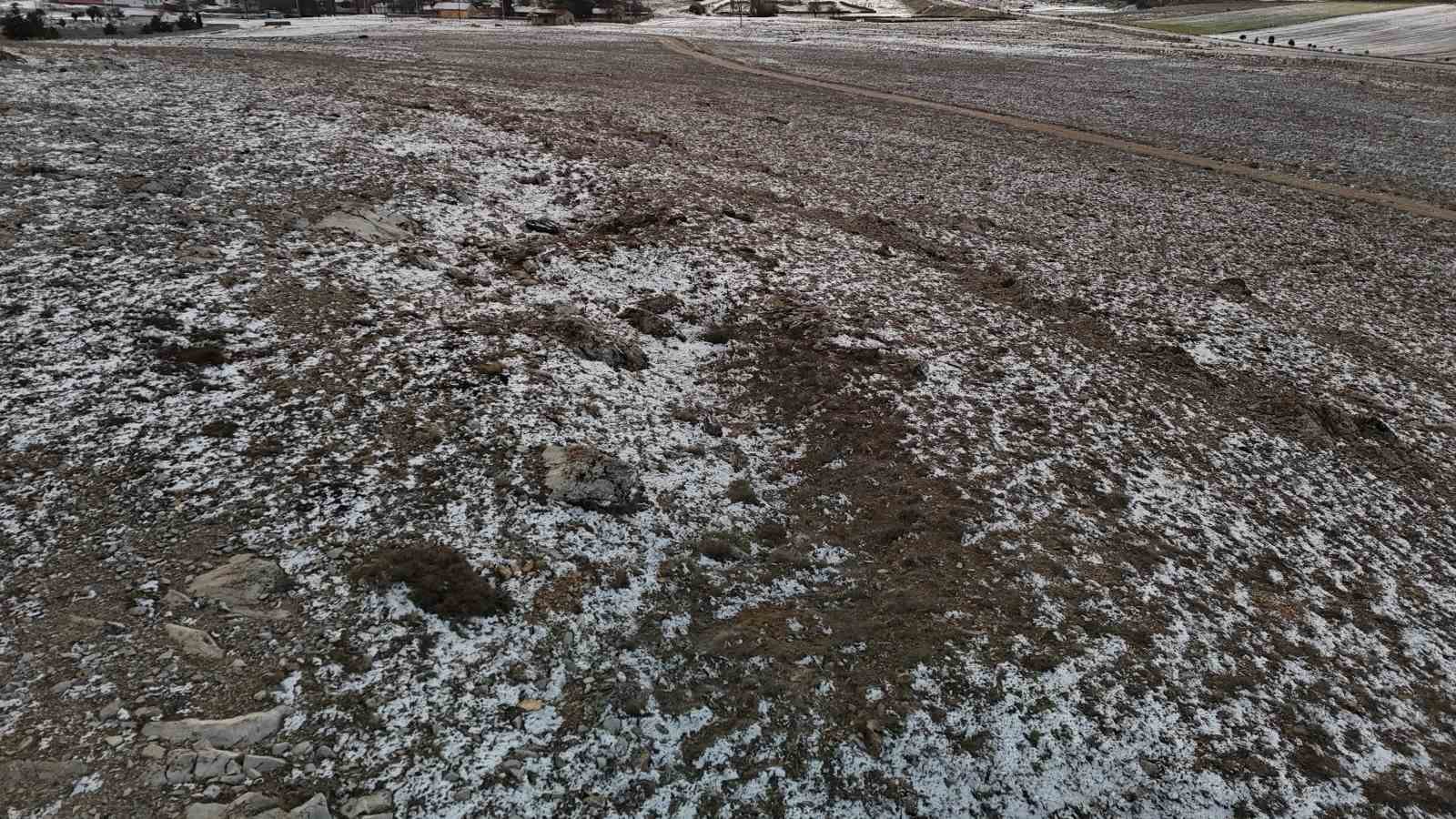 eskisehirdeki-koyde-ilginc-arazi-sikintisi